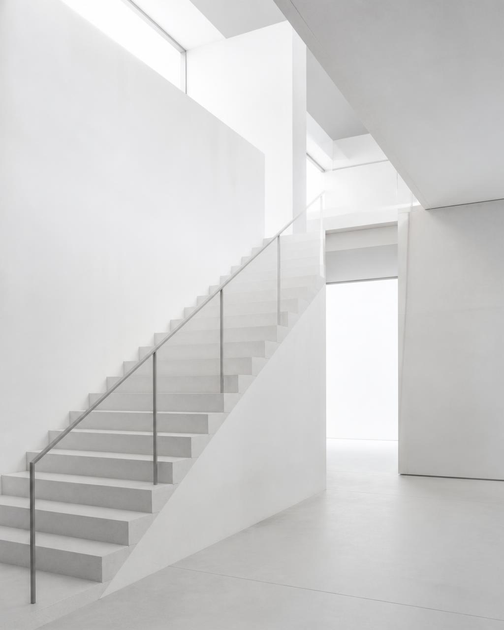 Architecture contemporaine minimaliste, escalier de béton clair